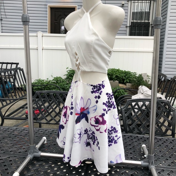 NEW White Halterneck Floral Crossback Straps Dress - Picture 5 of 7